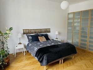 2 soverom, skrivebord, strykejern/-brett og wi-fi (inkludert)