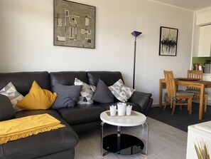 Una Smart TV, un reproductor de DVD, una mesa de tenis de mesa, libros