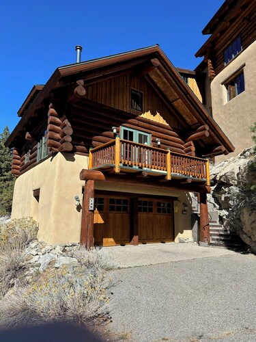 Romantic log cabin getaway with spectacular mountain views.
STR AP 18-005