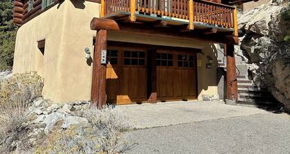 Romantic log cabin getaway with spectacular mountain views.
STR AP 18-005