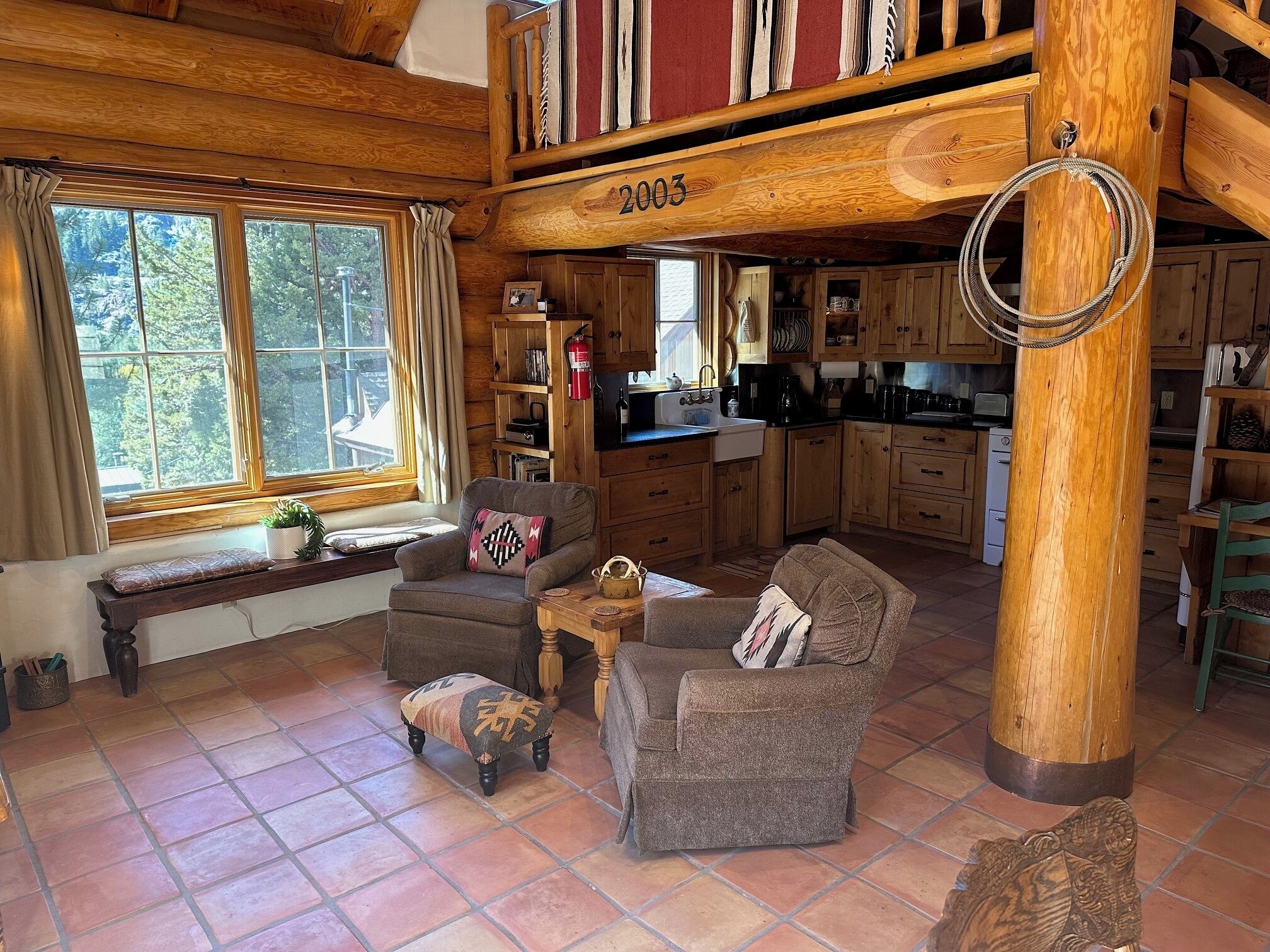 Télévision, lecteur de DVD, livres, médiathèque