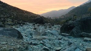 Un paisaje rocoso con grandes rocas y un valle.