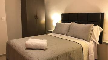 1 slaapkamer, een strijkplank/strijkijzer, wifi, beddengoed