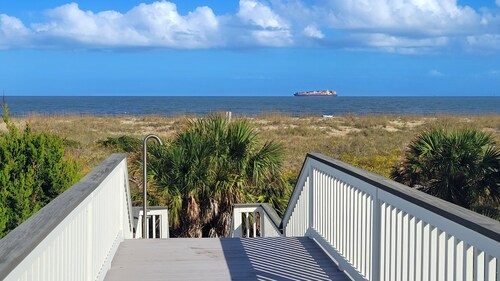 Oceanfront Townhome w/ Direct Beach Access, Stunning Atlantic Views