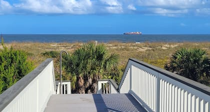 Oceanfront Townhome w/ Direct Beach Access, Stunning Atlantic Views