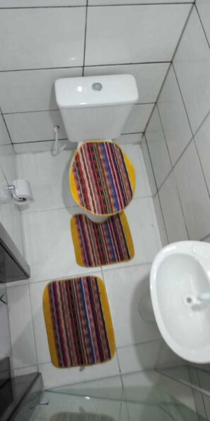 Buồng tắm vòi sen, khăn tắm, xà phòng 