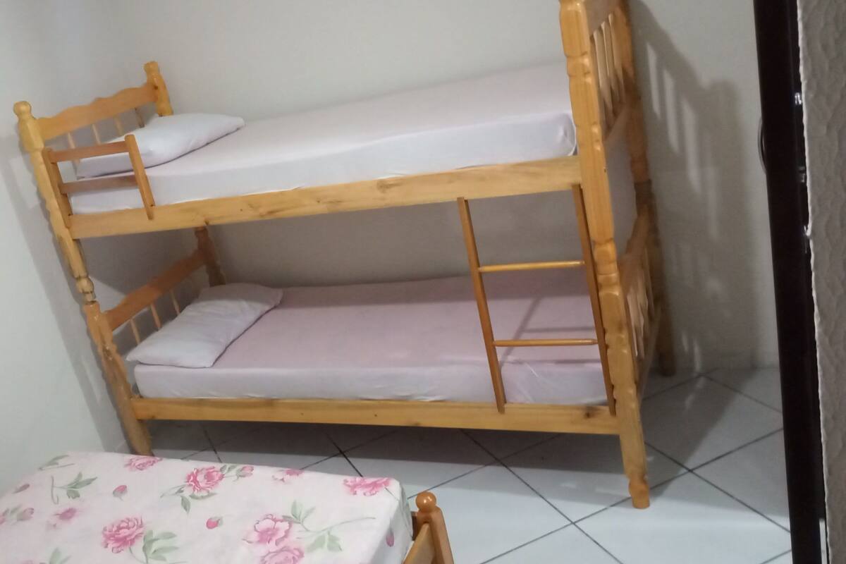 Un lit superposé à deux niveaux, chaque niveau étant équipé d’un matelas et d’un oreiller.
