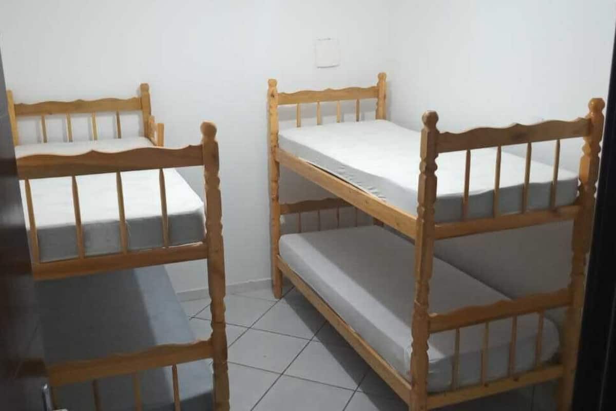 Chambre (2 beliches) | Rideaux d’obscurcissement, literie fournie