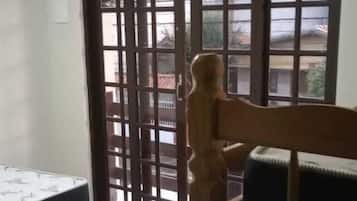 Quarto quádruplo | Cortinas blackout, roupa de cama