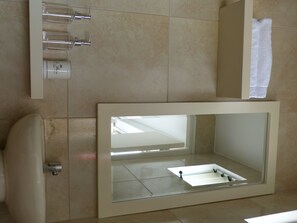 Secadora de cabello, toallas, jabón, shampoo 