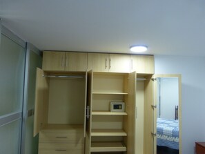 1 habitación, tabla de planchar con plancha, wifi gratis y ropa de cama 