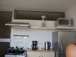 Refrigerador, microondas, horno y cafetera y tetera 