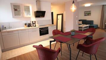 Comfort-Apartment | Eigene Küche | Großer Kühlschrank, Mikrowelle, Ofen, Herdplatte