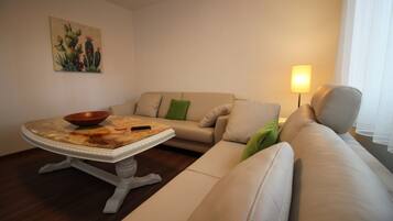 Deluxe-Apartment, barrierefrei | Wohnbereich | 55-Zoll-Flachbildfernseher mit Kabelempfang, Smart-TV