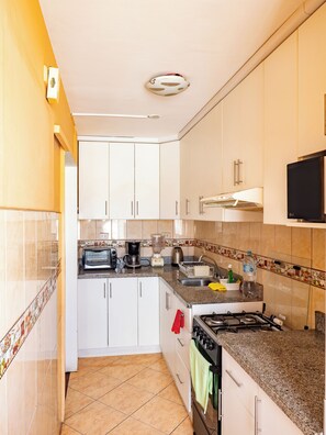 Een koelkast, een magnetron, een oven, een koffiezetapparaat/waterkoker