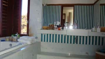 Jetted tub, hair dryer, towels