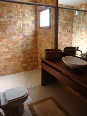 Jetted tub, hair dryer, towels