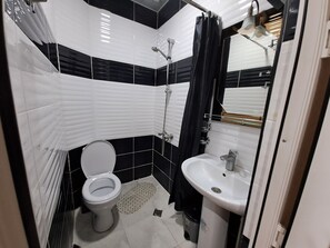 A bathroom with a toilet, sink, and shower. - Guest House Akhaltsikhe (Akhaltsikhe)