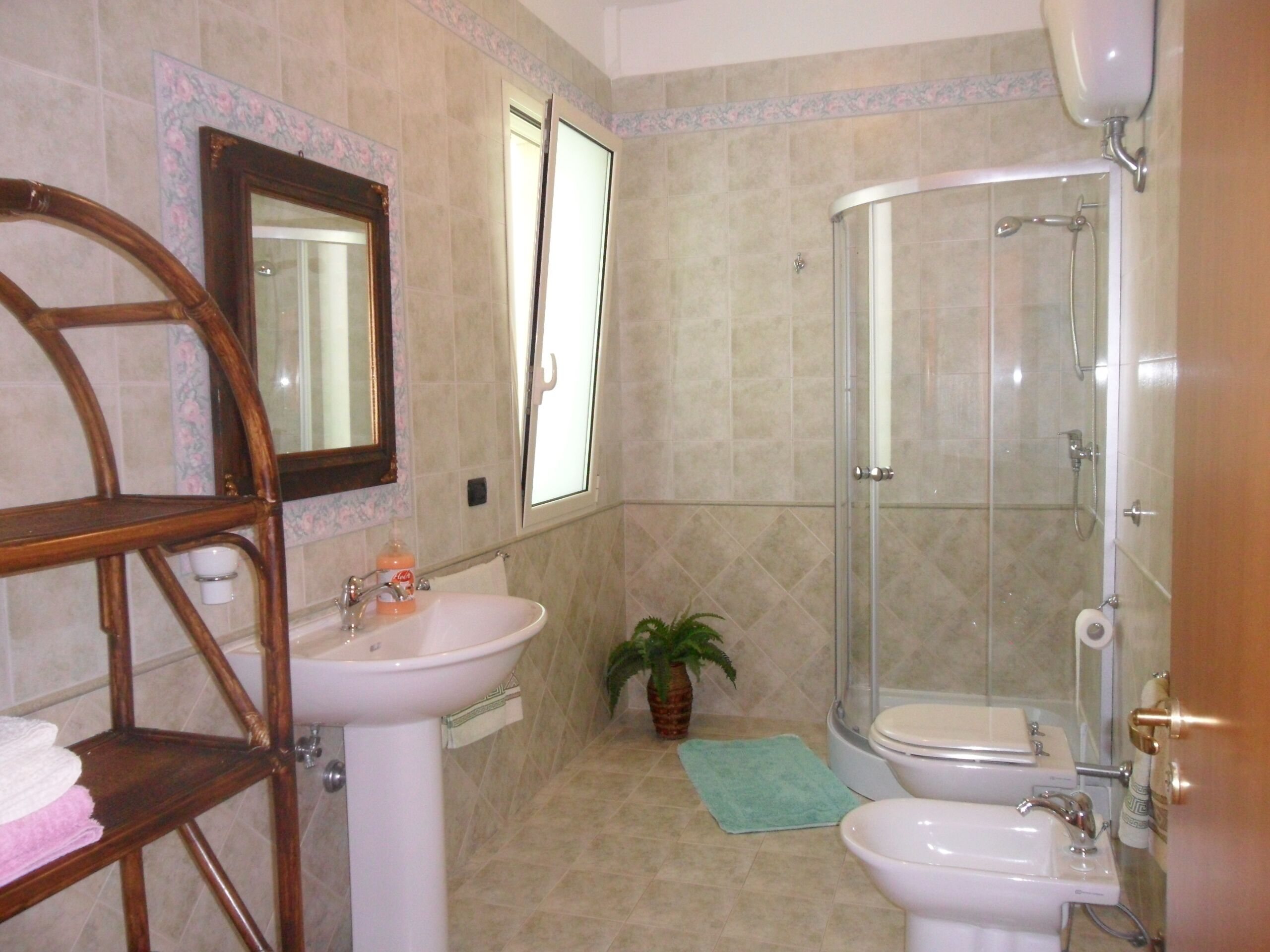 Douche, sèche-cheveux, bidet, serviettes fournies