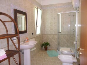 Douche, sĂšche-cheveux, bidet, serviettes fournies