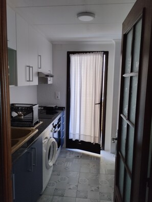 Een koelkast, een magnetron, een oven, een kookplaat