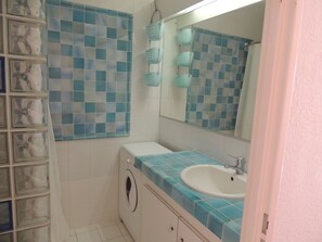 Douche, sèche-cheveux, papier toilette