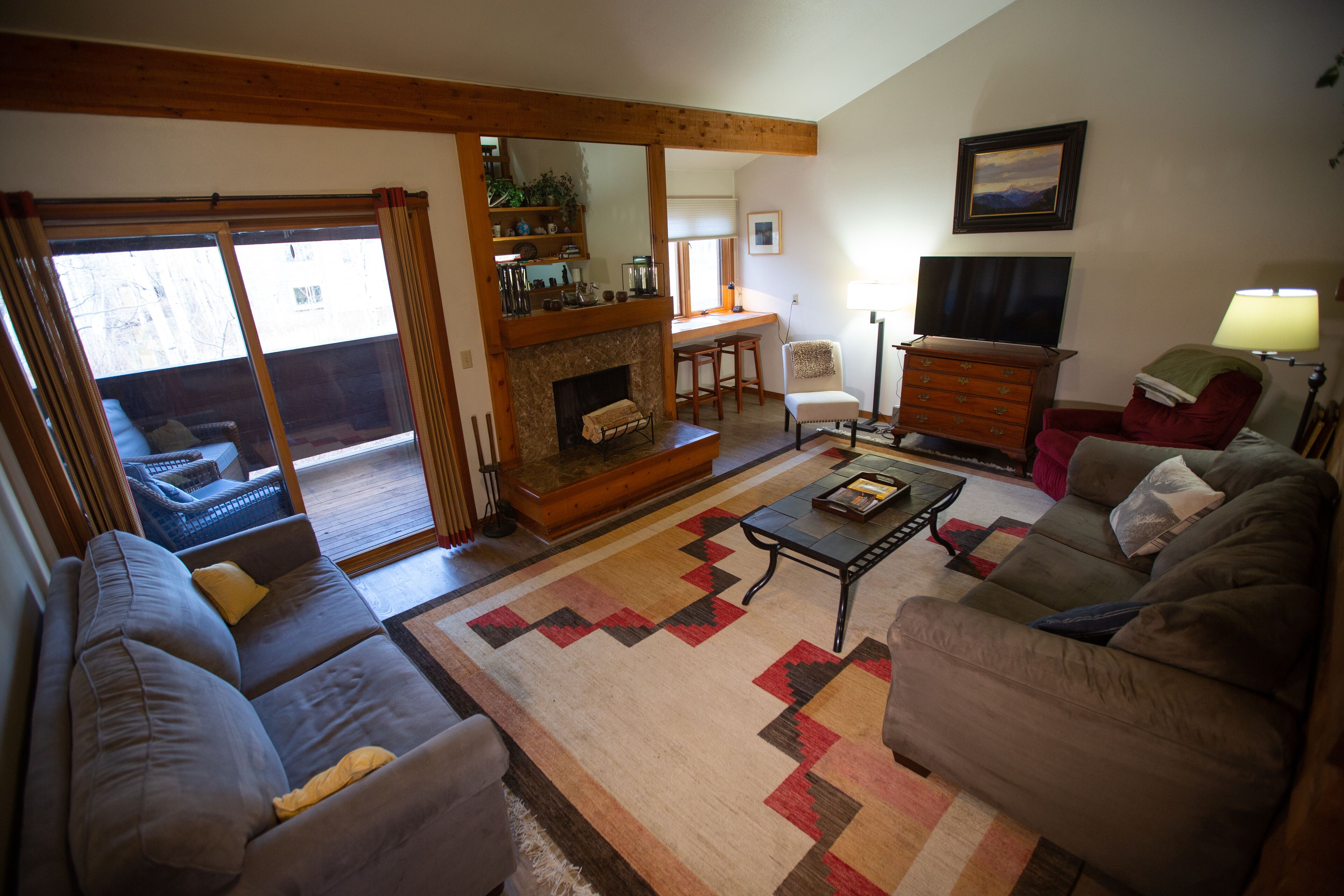 Aspens condo, shaded deck, creekside, walk to shops