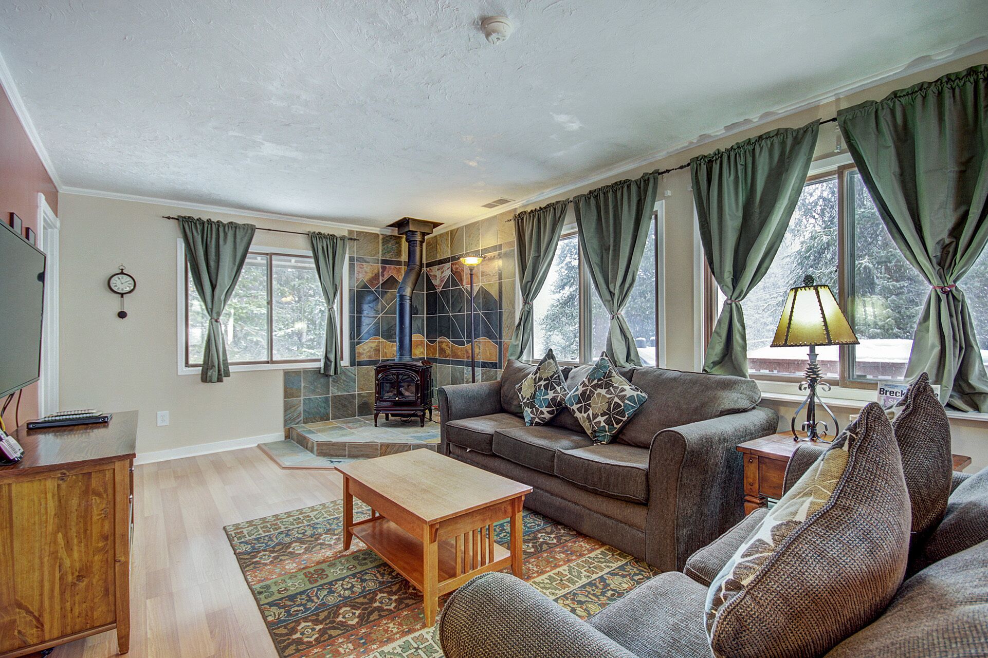 FREE SkyCard Activities - Dog-Friendly, Forest Views, Gas Fireplace - Lazy Dog Lodge