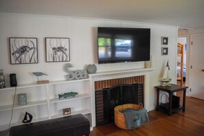 TV - Three bedroom home with central air- Short drive to West Dennis Beaches (West Dennis)