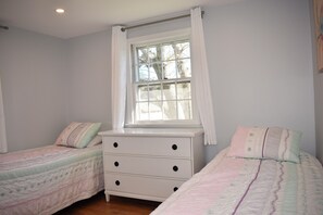 3 bedrooms, free WiFi - Cozy three bedroom home with updated eat in kitchen (Dennis Port)