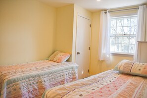 3 bedrooms, free WiFi - Cozy three bedroom home with updated eat in kitchen (Dennis Port)