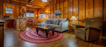 Cowboy Bunkhouse #1, rustic charm, located in South Fork Valley, 10 minutes from Downtown Cody