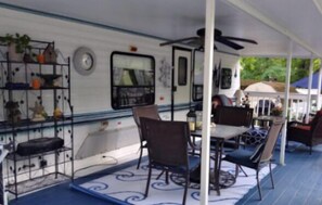 Outdoor dining - Come n enjoy camping in a fun filled activity planned site (Pierceton)