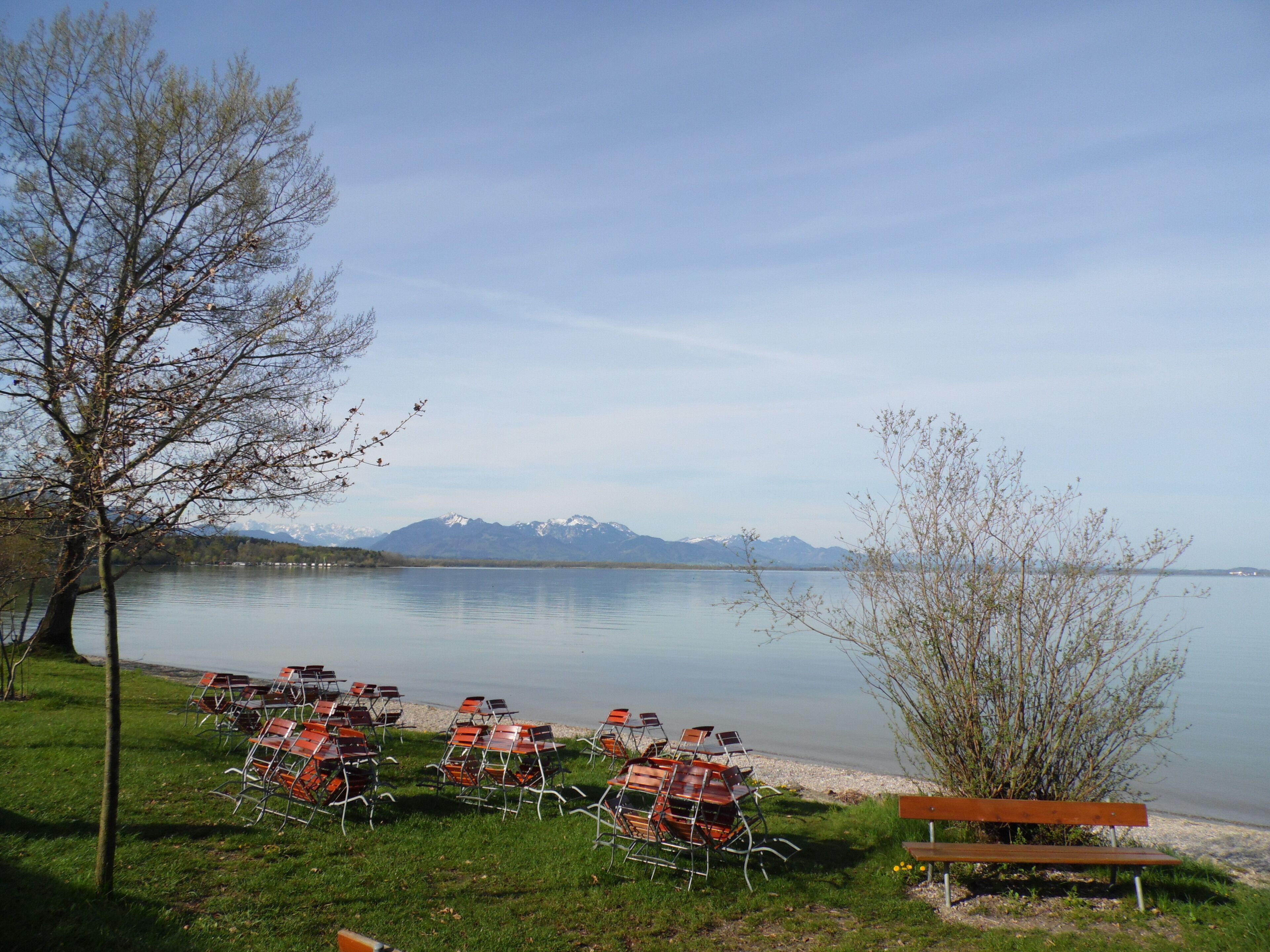 Frühling - noch liegt Schnee auf den Alpen - die Sonne wärmt schon, Tische raus! 