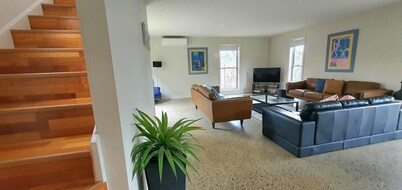 Splendour on Sackville- modern and stylish, pet friendly with double garage - Three bedroom townhouse with two queens, one double and a single