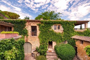 A stone building with ivy-covered walls and a small garden area. - Fontblanche, Provencal estate for happy reunions (Gordes)