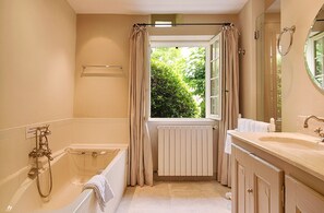 Séchoir à cheveux, serviettes fournies, savon, papier de toilette