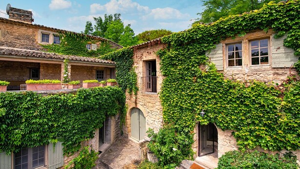 A narrow alley with stone buildings covered in ivy, featuring small windows and doors. - Fontblanche, Provencal estate for happy reunions (Gordes)