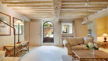 Una Smart TV, una chimenea, un reproductor de DVD, un futbolín