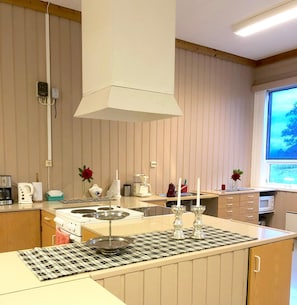 Geladeira, micro-ondas, cooktop, lava-louças