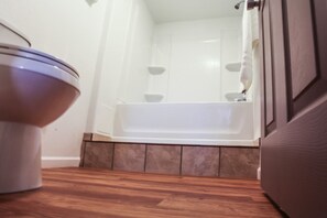 Tina con regadera, secadora de cabello, toallas, jabón 