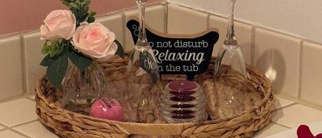 Douche, baignoire à jets, sèche-cheveux, serviettes fournies