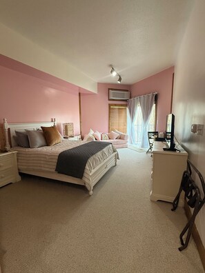 Iron/ironing board, bed sheets - Studio 1105 at Longhollow Point Inn (Galena)