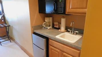 冰箱、微波炉、茶具/咖啡用具、烤面包机