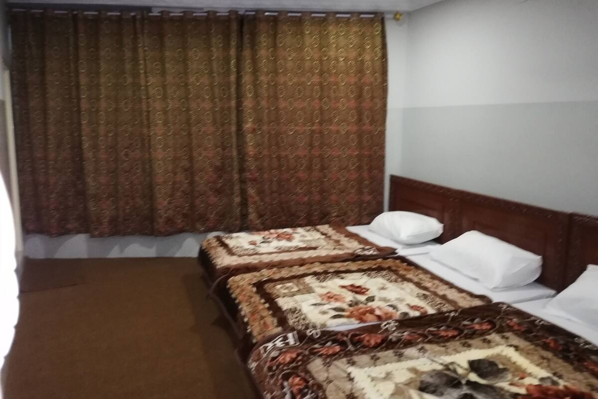 Comfort Room, Multiple Beds, City View | Laptop workspace, WiFi (free), individually decorated