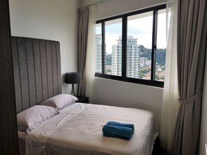 3 chambres, coffres-forts dans les chambres, fer et planche à repasser