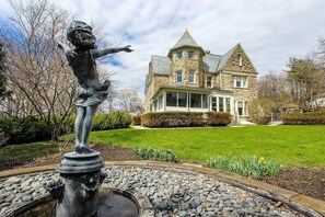 Property grounds - Historic Mansion at Fountain Place in Downtown Ithaca (Ithaca)