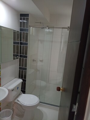 Douche, serviettes fournies, savon, papier de toilette