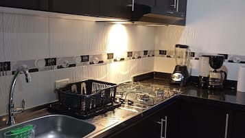 KĂžleskab, ovn, kogeplade, kaffe-/temaskine