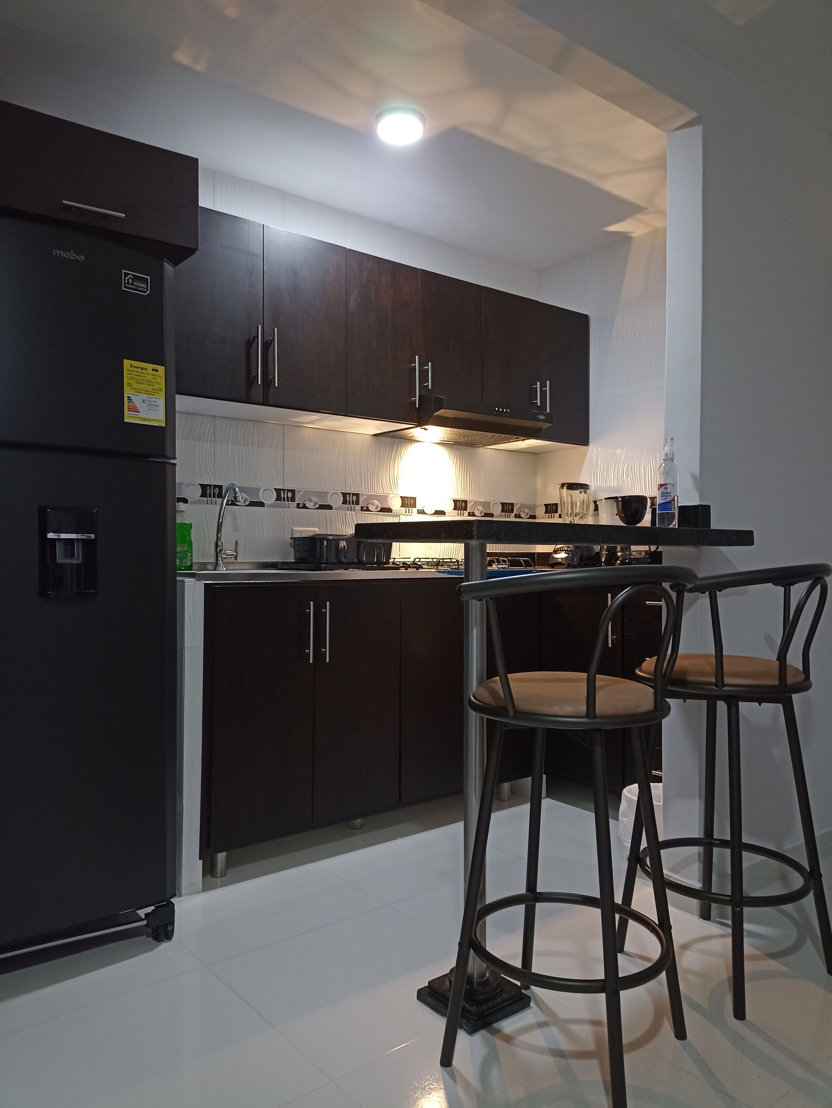 Kjøleskap, ovn, kokeplater og kaffetrakter/tekoker